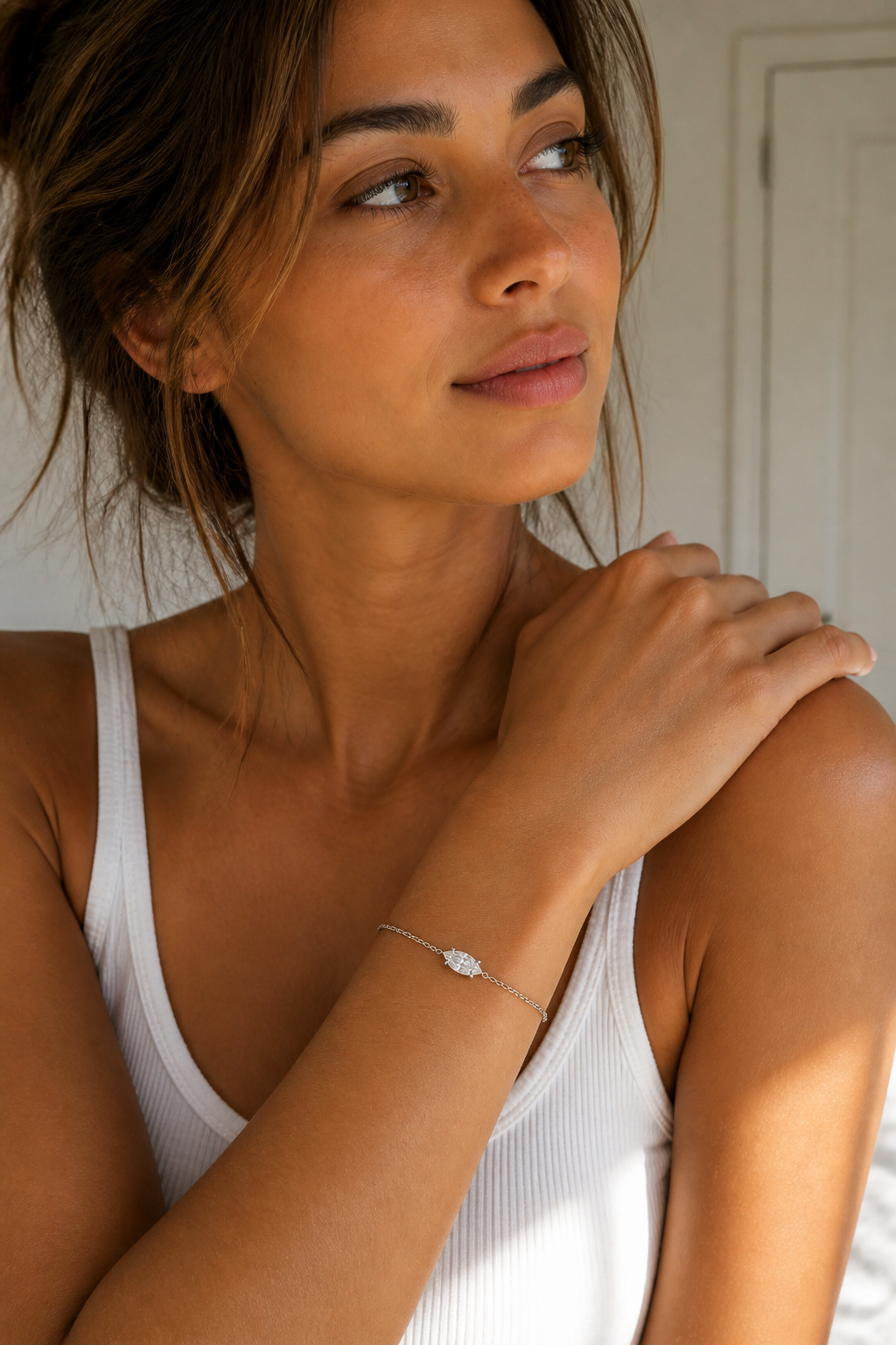 Vrouw draagt een zilveren ovaal steentje armband, hypoallergeen stainless steel damessieraad