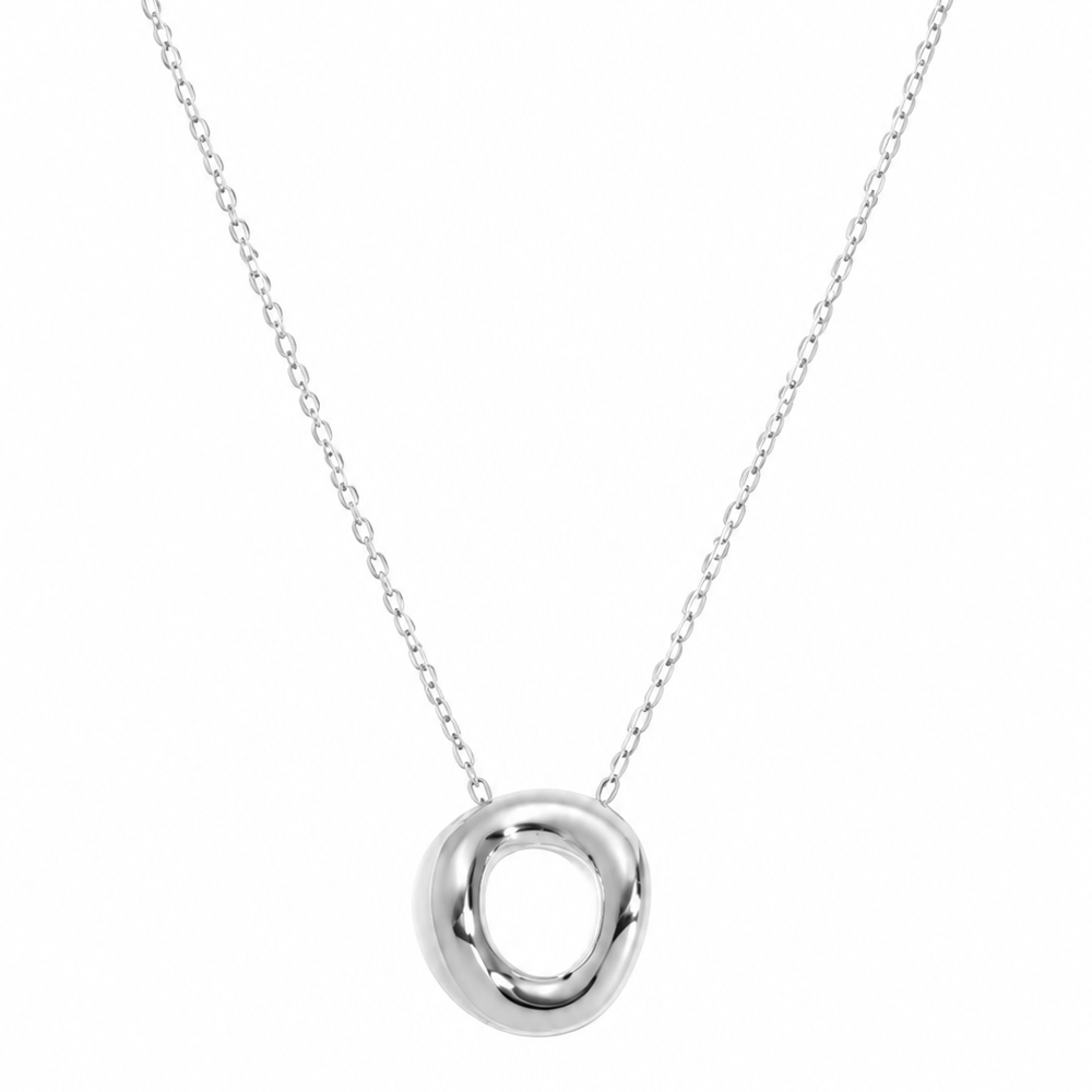 Zilveren ovale ring ketting van stainless steel, productfoto op witte achtergrond