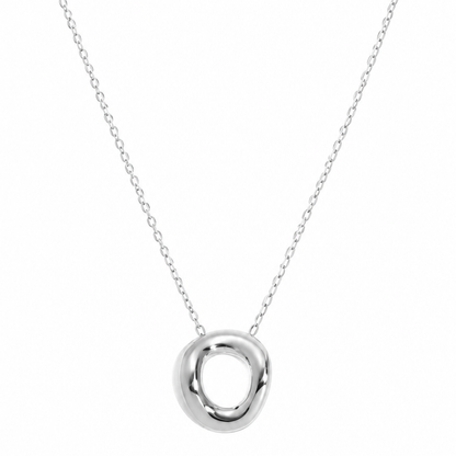 Zilveren ovale ring ketting van stainless steel, productfoto op witte achtergrond