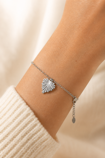 Zilveren schelp armband om de pols van een vrouw, waterproof stainless steel damessieraad