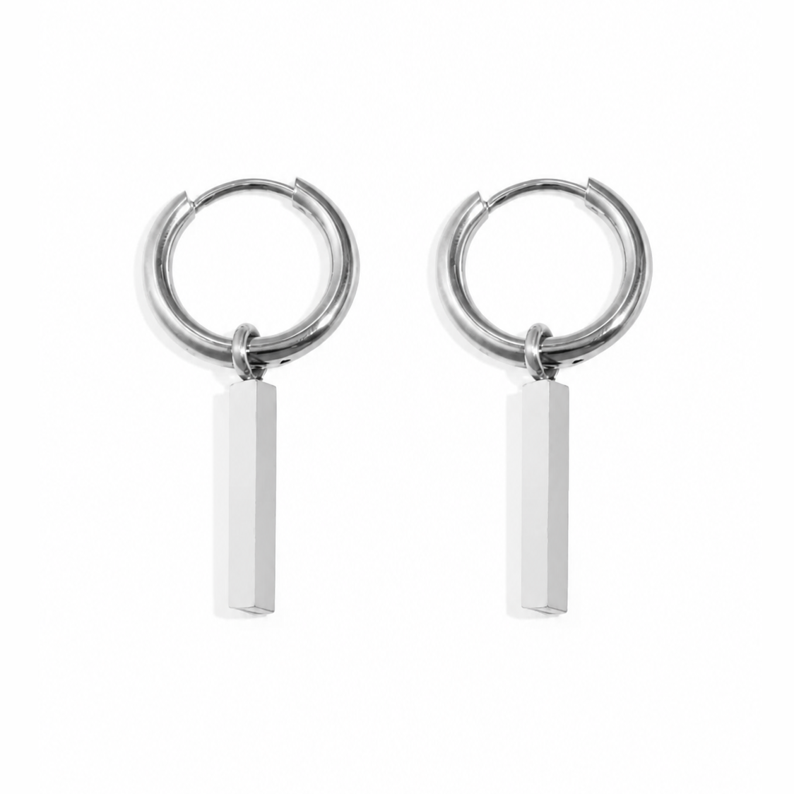 Zilveren staafje oorbellen van stainless steel, productfoto op witte achtergrond