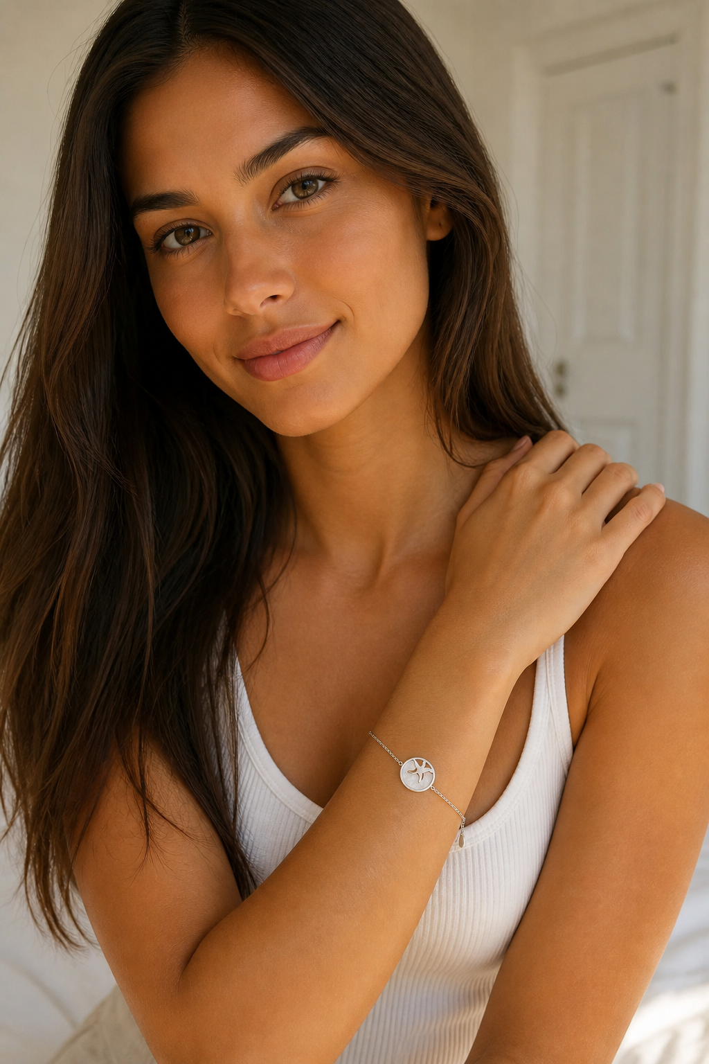 Vrouw draagt een zilveren zeester armband, hypoallergeen stainless steel damessieraad