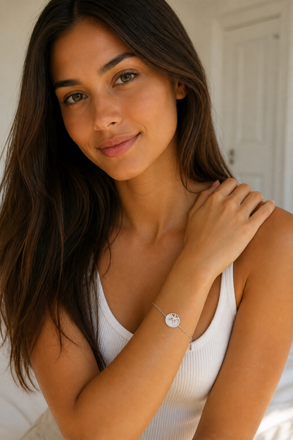 Vrouw draagt een zilveren zeester armband, hypoallergeen stainless steel damessieraad