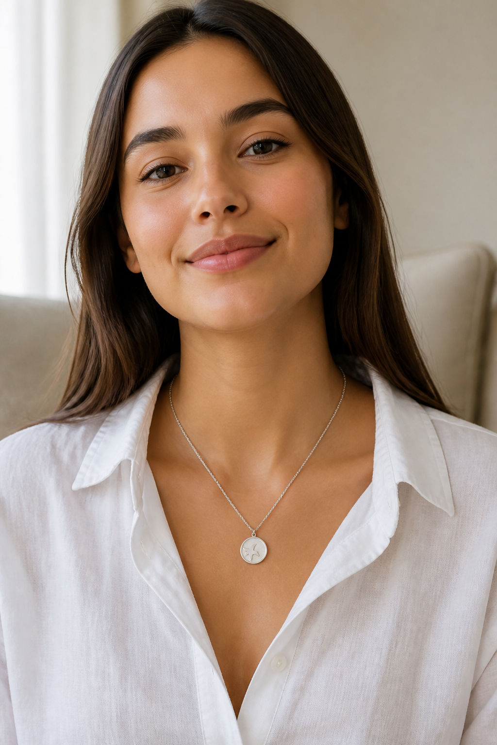 Vrouw draagt een zilveren zeester parelmoer ketting, hypoallergeen stainless steel damessieraad