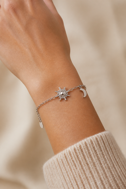 Zilveren zon en maan armband om de pols van een vrouw, waterproof stainless steel damessieraad